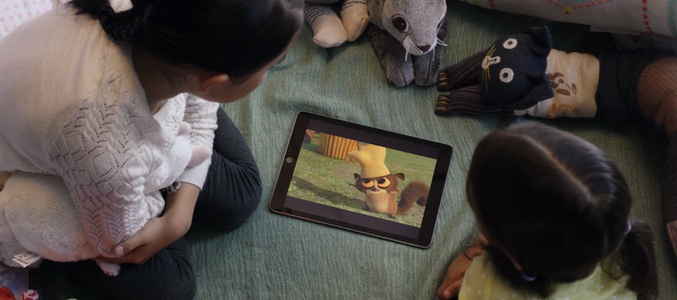 Unas niñas disfrutan de una película en su tablet