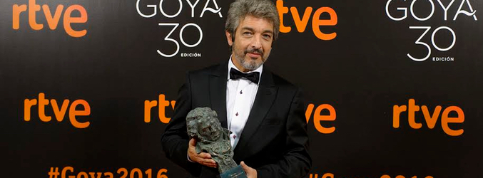 Ricardo Darín posando con su premio