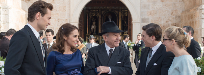 Emilio, Ana, Carlos, Rita y Pedro en la entrada de la iglesia en &#39;Velvet&#39;