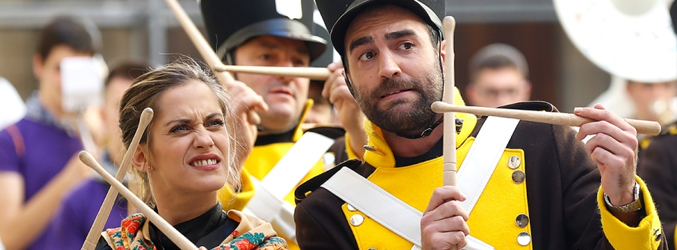 Carmen (María León) e Iñaki (Jon Plazaola) tocando los tambores en 'Allí abajo'