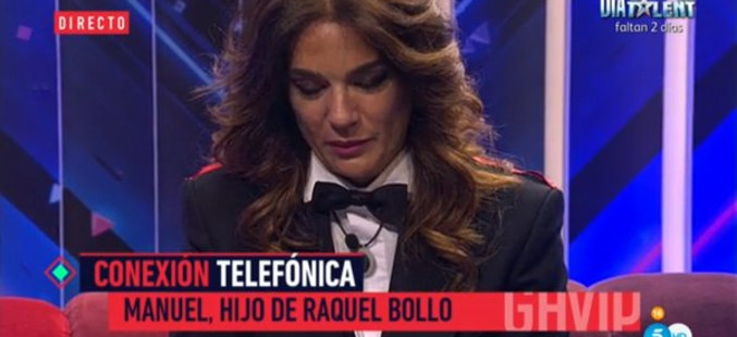 Raquel Bollo habla con su hijo por teléfono