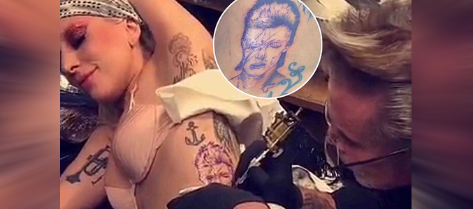 Lady Gaga tatuándose a Bowie