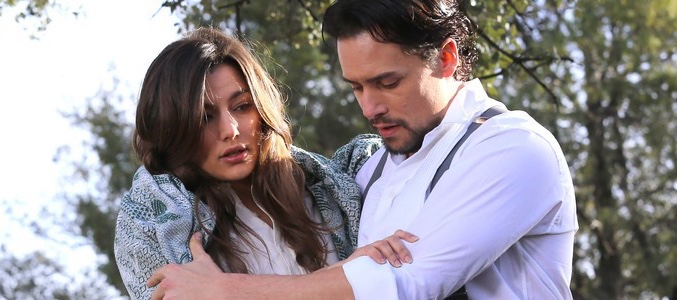 Sheyla Fariña y Roger Berruezo en uno de los capítulos de 'Acacias 38'