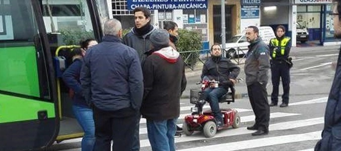 El Langui ('Chiringuito de Pepe') bloquea una línea de autobús tras impedirle subir con su silla motorizada