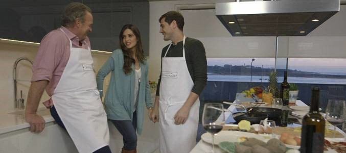 Bertín, Sara Carbonero e Iker Casillas en la cocina, en un momento del programa