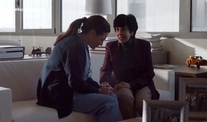 Adela charla con Lidia en el hospital, en 'Bajo sospecha'