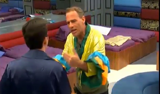 Carlos aconseja calmarse a Fran y le recrimina que se pusiese nervioso