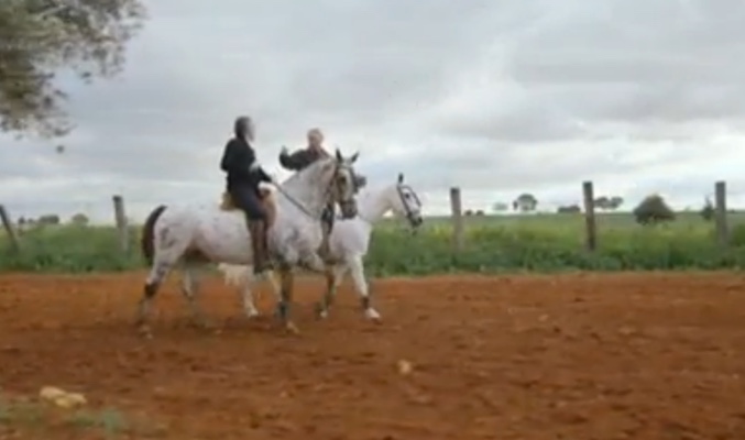 Juan y Medio en 'En la tuya o en la mía' montando a caballo