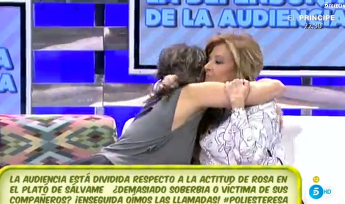 Paz Padilla y María Teresa Campos abrazándose tras su palabras de cariño (Mediaset)