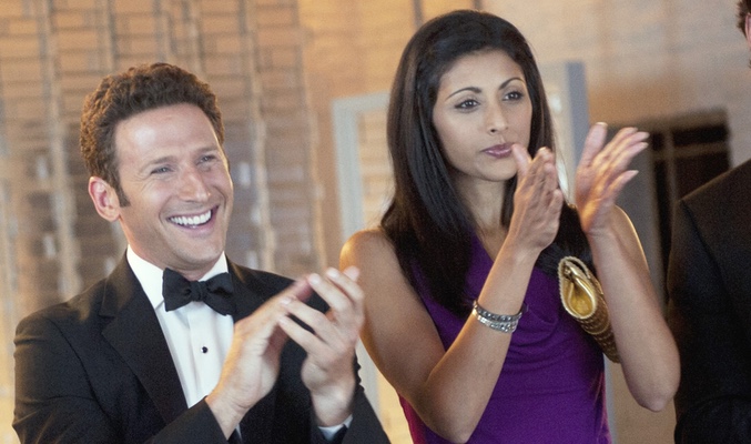 Mark Feuerstein y Reshma Shetty en 'Royal Pains'