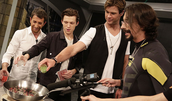 Tom Holland y Chris Hemsworth junto a Pablo Motos en uno de los famosos experimentos del programa