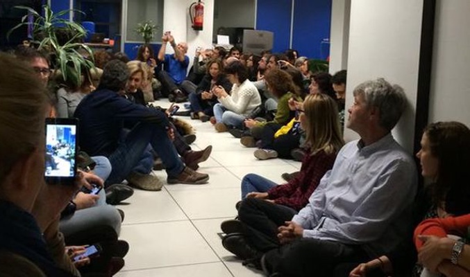 Sentada en la redacción de TVE