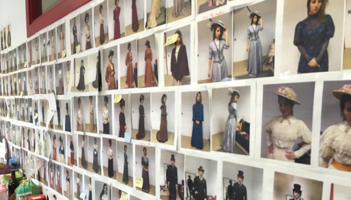Fotografías de los actores con las pruebas de sus trajes en el departamento de vestuario de 'Acacias 38'
