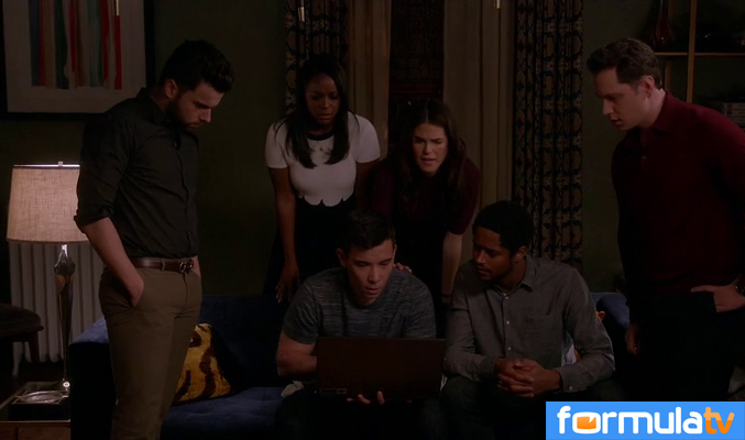 src="https://www.formulatv.com/images/noticias/54400/54444/1_7f69783289.jpg##677##400"/><p>Annalise y su madre discuten</p></div></p><p>Mientras tanto, el grupo de becarios intentará conocer los motivos por los que están intentando arrestar a su jefa. Con la ayuda del Oliver, novio de Connor, consiguen entrar en la base de datos de la policía y ver la orden de arresto, la cual está parcialmente tachada. Eso sólo podía significar una cosa, la orden de arresto se ha dado porque alguien ha soplado a la policía datos de forma confidencial.</p><p>Ajena a todo ello, Annalise decide confesarse ante su madre admitiendo que tuvo un hijo con Sam. En una de las escenas más emotivas del capítulo, la madre de Annalise obliga a su hija a enterrar un papel con el nombre de su hijo fallecido en el jardín trasero de casa.</p><p>De nuevo con la ayuda del personaje interpretado por Conrad Ricamora, el grupo de internos de Annalise consigue descubrir quién es el chivato de la policía. No es otro que Caleb, el acusado junto a su hermana de matar a sus padres al inicio de temporada. </p><p><div class="imgnctxt"><img loading="lazy" alt=