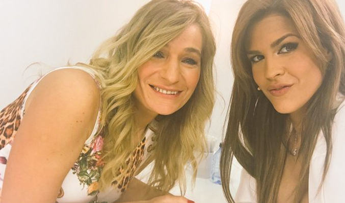 Ylenia posa junto a la psicóloga Irene López Assor