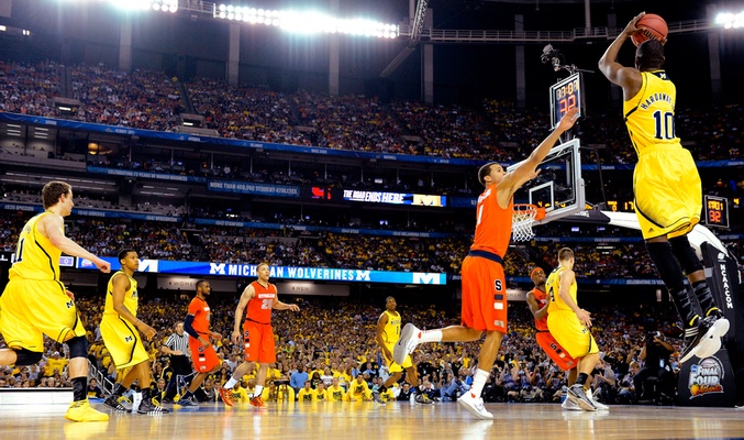 El torneo de baloncesto NCAA barre a sus rivales y domina con soltura la noche del viernes