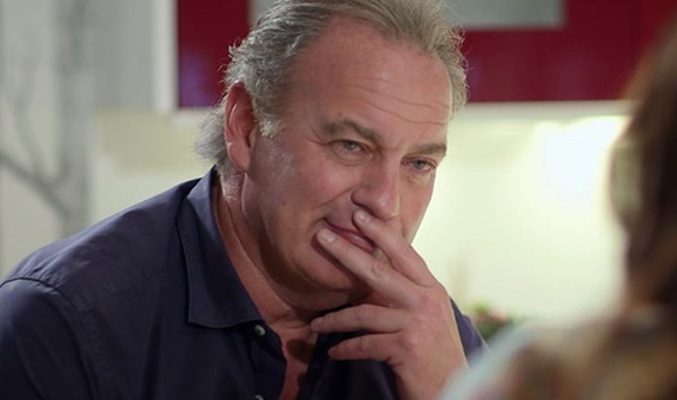 Bertín escuchando atentamente a uno de sus invitados