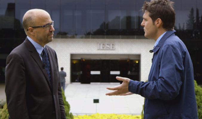 Cintora esuchando la opinión de un experto