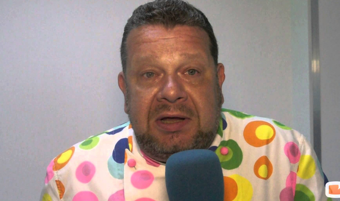 Chicote hablando a los micrófonos