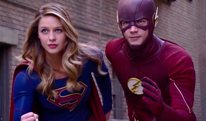 Melissa Benoist y Grant Gustin como Supergirl y The Flash