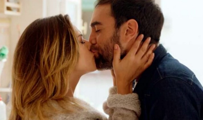 Beso entre Carmen e Iñaki tras decidir que se casan en secreto