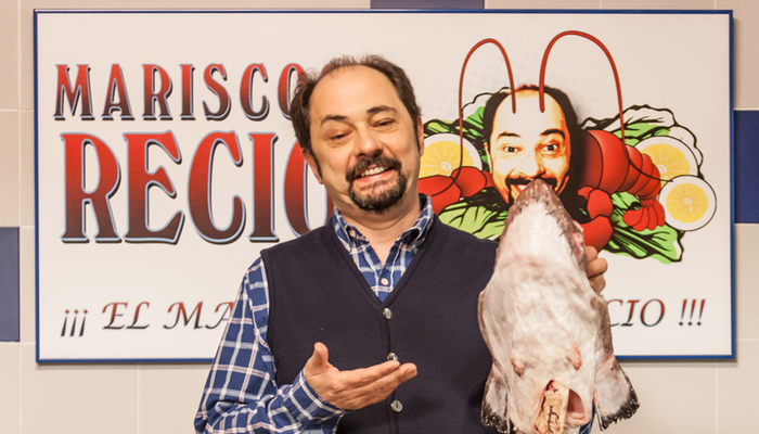  src="https://www.formulatv.com/images/noticias/54700/54773/4_e462318132.jpg##700##400"/></div><h2 class='vh4'>A los Recio les crecen los problemas</h2><p>Recién casados, los Recio tendrán que abordar el delicado estado anémico de Alba, en shock tras el repentino fallecimiento de su amado Leo. Acuciado por las deudas, el inicio de la debacle de su imperio empresarial y el acecho de Hacienda. Antonio (<a href="https://www.formulatv.com/personas/jordi-sanchez/">Jordi Sánchez</a>) afrontará uno de los mayores reveses de su vida cuando Alba decide someterse a una operación de cambio de sexo. </p><p>Mientras Berta (<a href="https://www.formulatv.com/personas/nathalie-sesena/">Nathalie Seseña</a>) sufre por el grave desencuentro entre su marido y su hija, él boicoteará la gestión de Vicente y Fermín. Recuperar el control sobre su familia, su empresa y la presidencia del complejo residencial será su prioridad absoluta.</p><div class="imgnctxt"><img loading="lazy" alt=