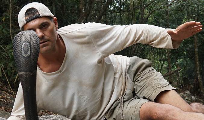 Frank Cuesta desafiando a una cobra en 'Wild Frank'