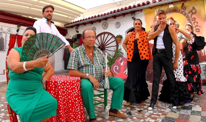 src="https://www.formulatv.com/images/noticias/54800/54824/5_c1315b4de7.jpg##300##420"/><p></p></div>La segunda temporada de '<a href="https://www.formulatv.com/programas/los-gipsy-kings/">Los Gipsy Kings</a>' llegará a su fin este domingo 3 de abril con un último episodio centrado en el bautizo de mini Noemí, el concierto benéfico de Jorge, o el día de la verdad para Saray, la diseñadora de los Montoya que tantos nervios alberga de cara a la Fashion Weekend de Sevilla. Muchas emociones esperan a sus seguidores en el final de temporada de este exitoso programa que, según su director <a href="https://www.formulatv.com/personas/jacobo-eireos/">Jacobo Eireos</a>, ha "acercado" la cultura gitana a unos espectadores que "cogen cariño a sus protagonistas porque consiguen ablandar corazones".</p><p>Eireos es consciente de las críticas que rodean al programa y asegura que las entiende pero que no las comparte porque tiene claro que el espacio "muestra la realidad" de cinco familias gitanas que cuentan su historia. "Todo es verdad", asegura el director, haciendo hincapié en que nunca se guionizan situaciones sino que se marcan para "hacer que todo converja en el mismo punto", dando estructura a un formato que, según Jacobo, también funcionaría con otros colectivos, pregunta ante la que responde con un enigmático "estamos trabajando en ello".</p><p><b>¿Habrá tercera temporada?</b></p><p>Eso no me corresponde decirlo a mí, pero estaríamos encantados. Los datos de la segunda son muy positivos y estamos muy contentos con el rendimiento del programa. Deseando estamos, pero no lo sabemos todavía.</p><p><b>¿Tendríais historias que contar de los más veteranos, los Fernández-Navarro y los Jiménez?</b></p><p>Sin duda. Los Fernández-Navarro y los Jiménez son una fuente inagotable de historias. Hemos visto el crecimiento personal de la Rebe en la primera temporada con su cumpleaños, en la segunda con Miss Gitana... Estamos seguros de que algo tendría que contar si hubiese una siguiente temporada. </p><p>En cuanto a los Fernández-Navarro, creo que el simple hecho de pasar con ellos una tarde es una historia que contar.</p><p><b>¿Crees que este formato podría funcionar con otros colectivos?</b></p><p>Sí, estoy convencido de que este mismo sistema de cinco familias podría funcionar con otros colectivos. No solo colectivos sino quizá con grupos o ámbitos sociales, como fue '<a href="https://www.formulatv.com/programas/mujeres-ricas/">Mujeres ricas</a>' en su momento, era una fórmula de trabajo parecida a lo que podemos hacer aquí. Creo que se puede abrir a otros ámbitos pero tampoco quiero dar muchas ideas para que no nos copien... Diré que estamos trabajando en ello.</p><p><div class="imgnctxt"><img loading="lazy" alt="Los Maya en 'Los Gipsy Kings'