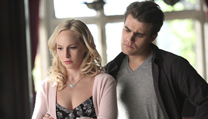 Caroline (Candice King) y Stefan (Paul Wesley) en &#39;The Vampire Diaries&#39;