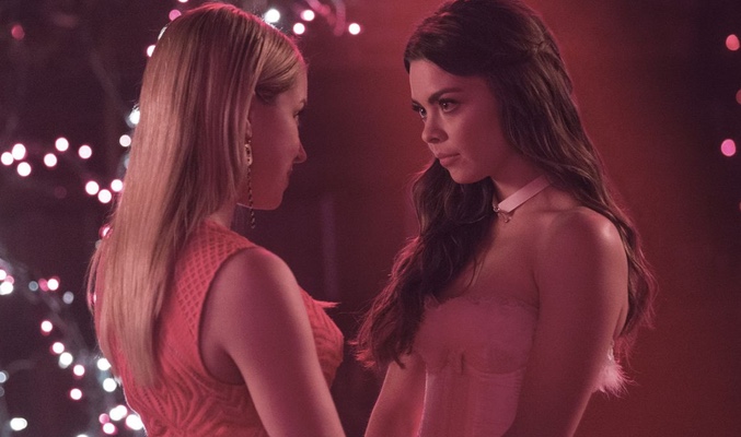 Mary Louise (Teressa Liane) y Nora (Scarlett Byrne) en 'Cónicas vampíricas'