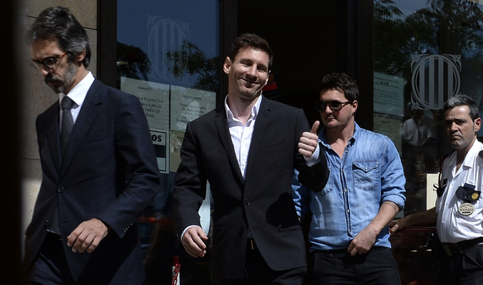 Messi sonriendo a la salida del juzgado. Gettyimages.