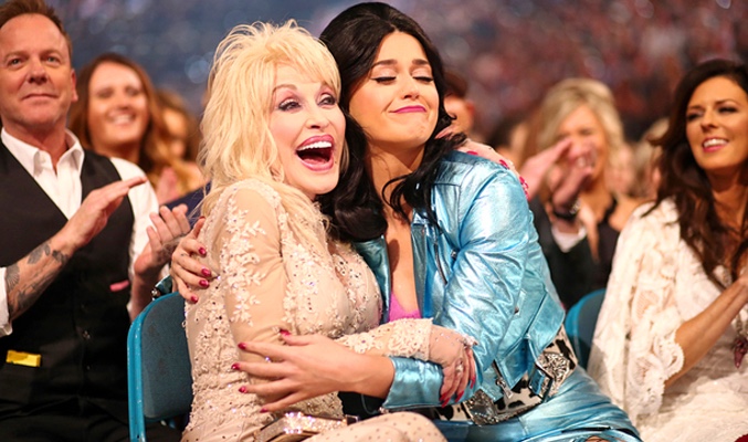 Katy Perry y Dolly Parton en los 'Academy of Country Music Awards'