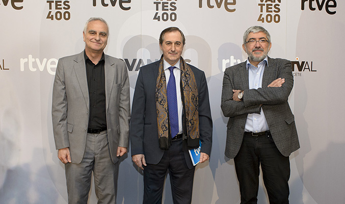 Eladio Jareño (centro) analizó junto a la prensa la situación del fútbol en TVE
