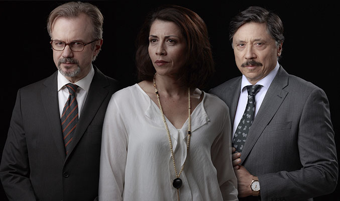 Tristán Ulloa, Alicia Borrachero y Carlos Bardem en 'La embajada'