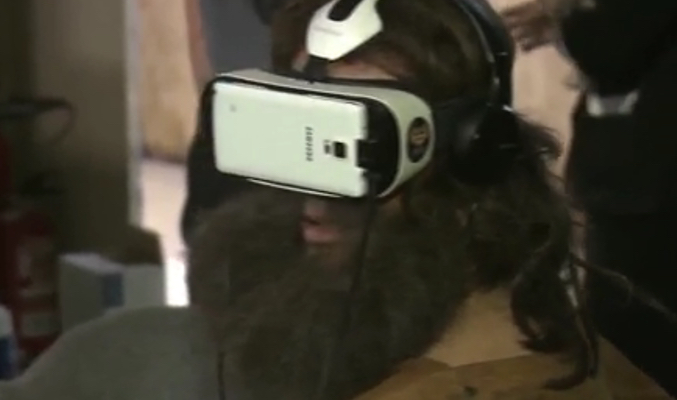 Personaje de 'Ministerio del tiempo' probando la realidad virtual