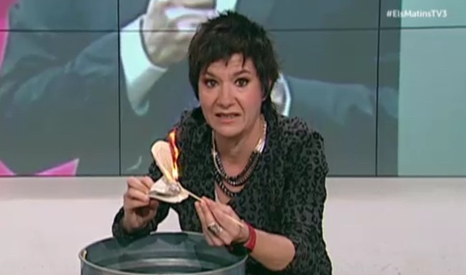 Empar Moliner mientras quemaba supuestamente un ejemplar de la Constitución