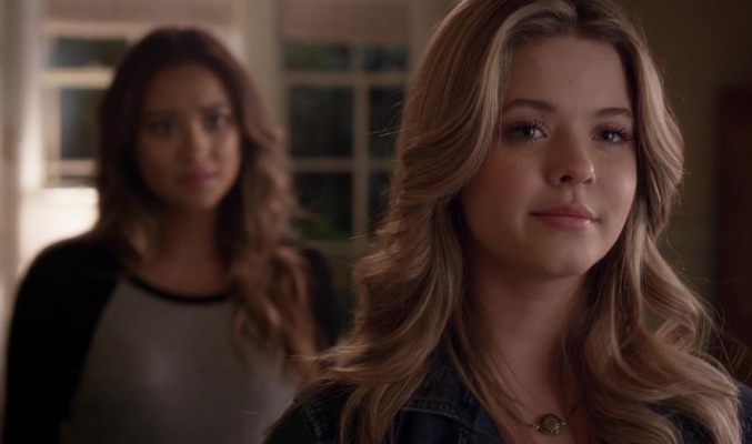 Sasha Pieterse y Shay Mitchell son Alison y Emily en 'Pretty Little Liars'