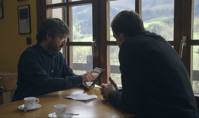 Évole le muestra a Otegi las preguntas de víctimas del terrorismo