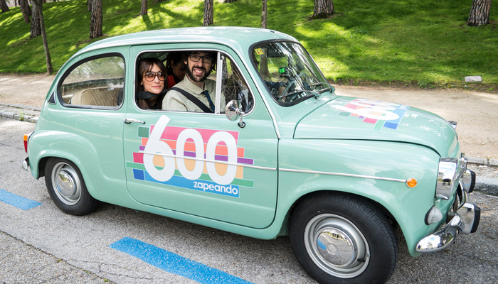 Los colaboradores de 'Zapeando' pasean a bordo de un Seiscientos (Atresmedia)