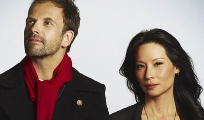 Lucy Liu junto a Jonny Lee Miller