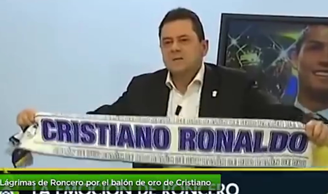 Tomás Roncero sujetando una bufanda de Cristiano Ronaldo