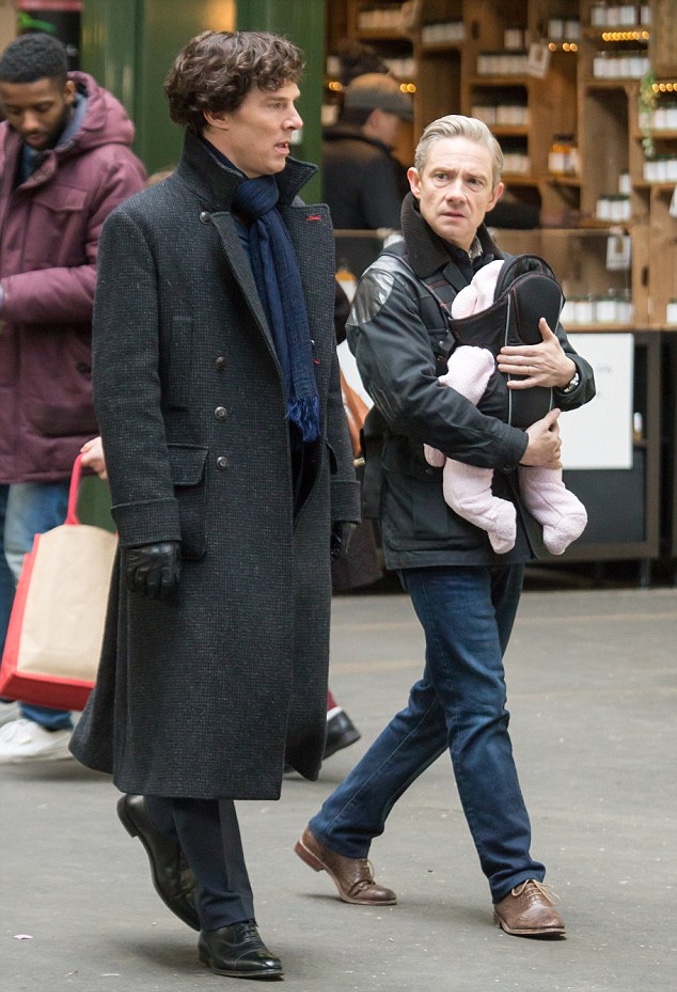 Sherlock (Benedict Cumberbatch) y Watson (Martin Freeman) con el hijo de este