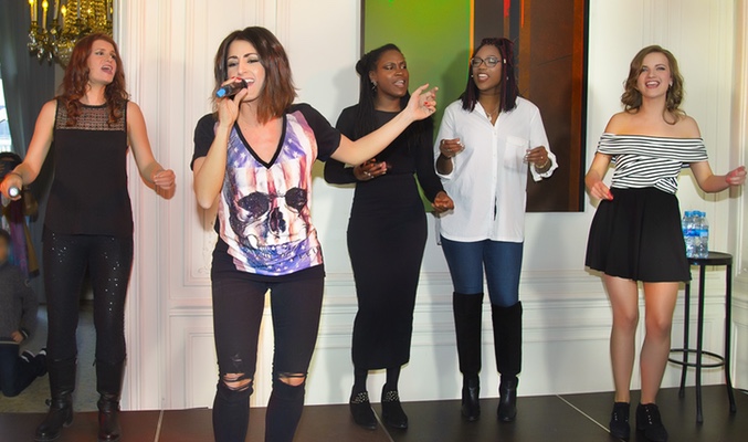 Barei, acompañada de sus coristas, en la embajada sueca