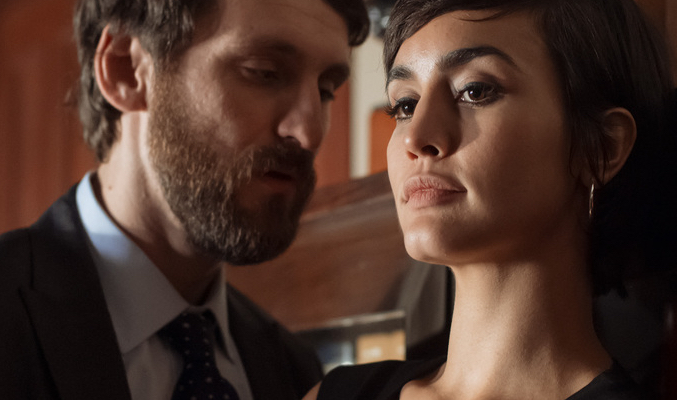 criticas la embajada