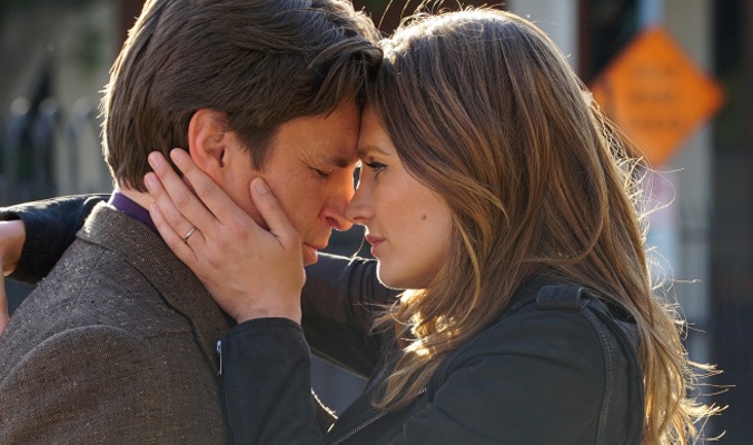 Stana Katic y Nathan Fillion en la season finale de la octava temporada de 'Castle'