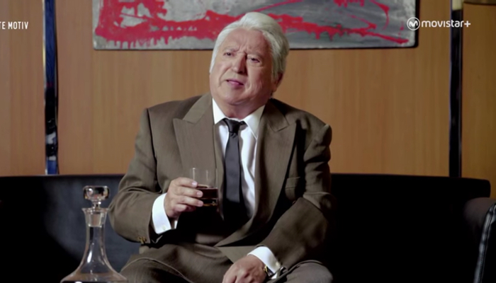 Esteso imitando a Roger Sterling de 'Mad Men'