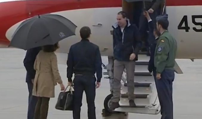 La vicepresidenta, Santamaría recibiendo a los periodistas en el aeropuerto de Torrejón