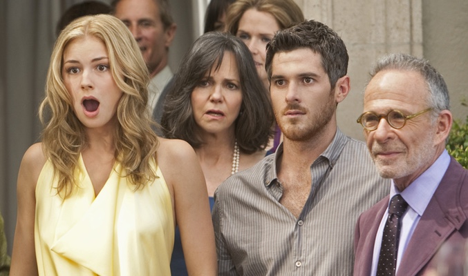Emily VanCamp, Sally Field, Dave Annable y Ron Rifkin en 'Cinco Hermanos'