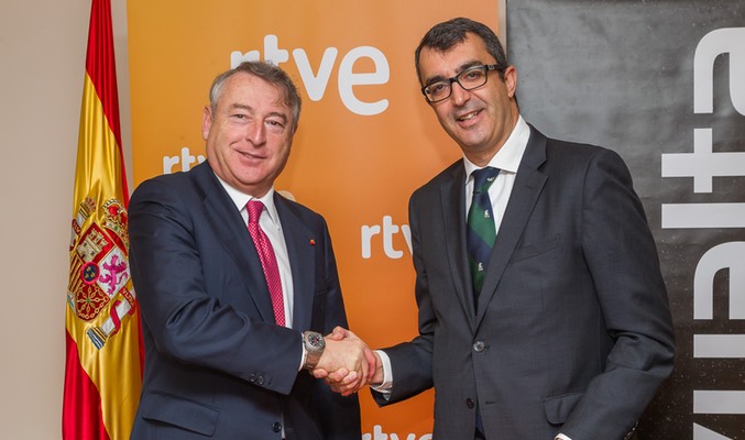 Firma entre José Antonio Sánchez y Javier Guillén