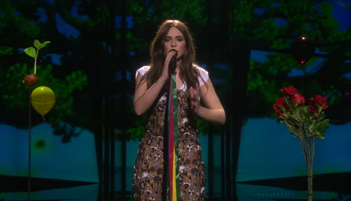 Francesca Michielin luce una bandera arcoíris apoyando la nueva ley de uniones entre homosexuales en Italia